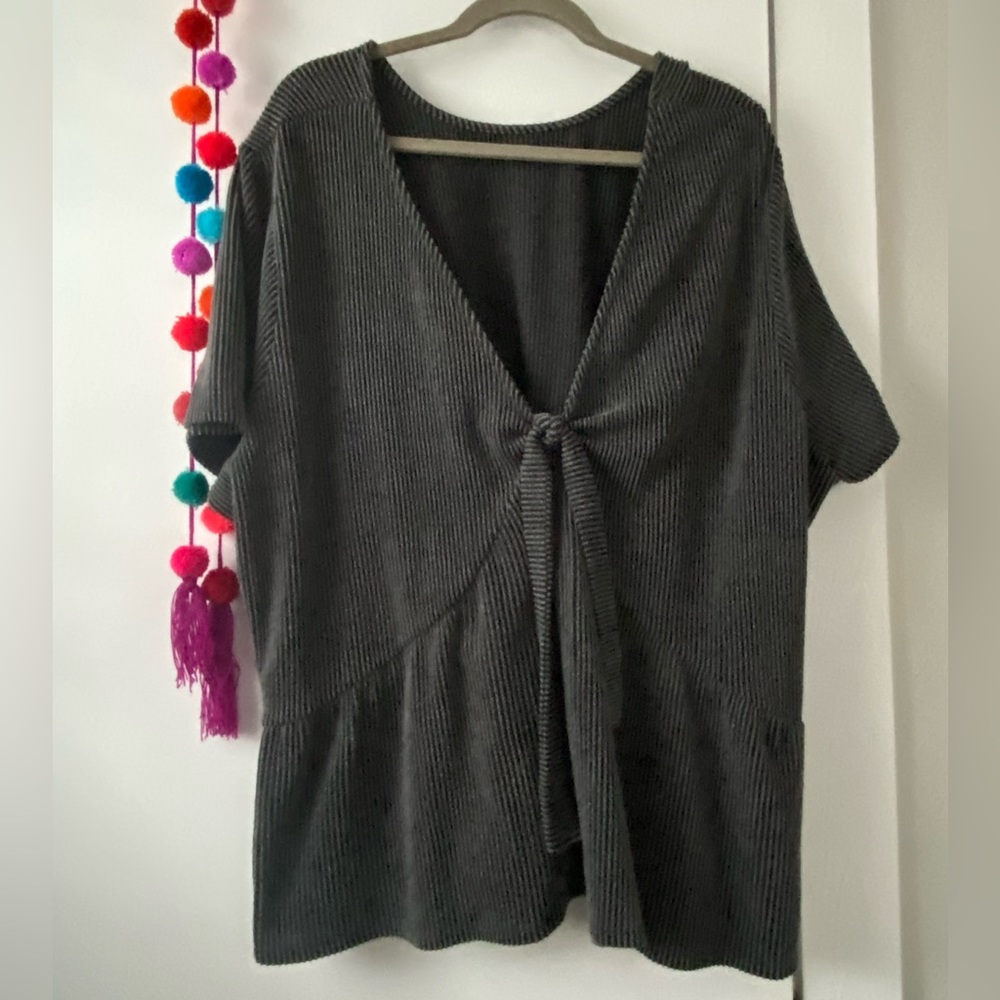 Reversible peplum gray top - 3X